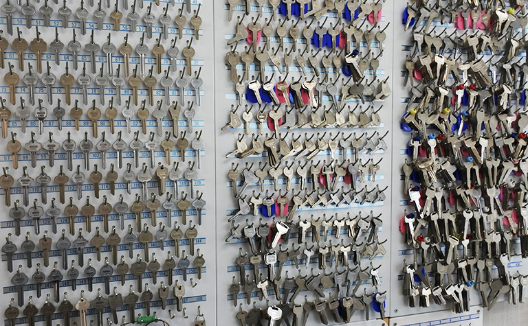 壁にかけたたくさんの鍵